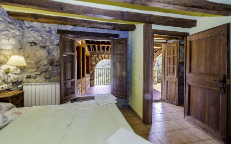 Dormitorio con acceso a terraza